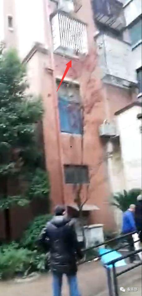 网友爆料坠楼视频,惊现坠楼视频,真相令人唏嘘 第1张 网友爆料坠楼视频,惊现坠楼视频,真相令人唏嘘 第1张